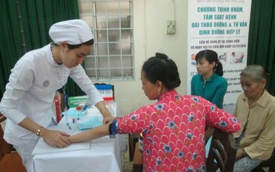 Người dân tham gia khám tầm soát miễn phí bệnh ĐTĐ tại Bệnh viện Đa khoa tỉnh.