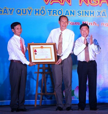 Đồng chí Trần Văn Rón- Bí thư Tỉnh ủy đến dự và trao Huân chương lao động hạng nhì cho Đảng bộ nhân dân huyện Tam Bình