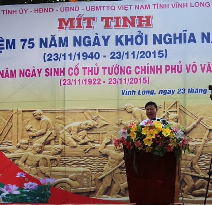 Mittinh 1: Bí thư Tỉnh ủy Vĩnh Long Trần Văn Rón đọc diễn văn tại lễ mittinh.