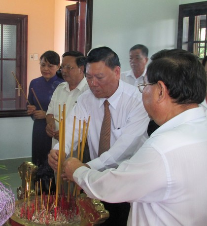 Lãnh đạo Tỉnh ủy- HĐND- UBND- UBMTTQ tỉnh dâng hương tưởng niệm cố Thủ tướng Võ Văn Kiệt.