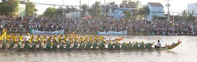 Đội ghe Ngo đến từ chùa Pi Sey Veraram (Càng Long, Trà Vinh, áo xanh) chiến thắng ở trận chung kết, tiếp tục khẳng định sức mạnh của mình trong làng đua ghe ngo khu vực ĐBSCL, giành giải nhất 2 năm liền.