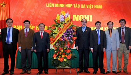 Tại Hội nghị, ông Võ Kim Cự (thứ 3 từ trái sang) đã được Ban Chấp hành Liên minh HTX Việt Nam hiệp thương cử giữ chức vụ Chủ tịch Liên minh HTX Việt Nam nhiệm kỳ 2010-2015. Ảnh: VGP/Hoàng Long