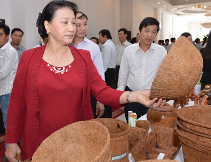Phó Chủ tịch Quốc hội Nguyễn Thị Kim Ngân tìm hiểu sản phẩm tại Hội thảo phát triển chuỗi giá trị nông nghiệp. Ảnh Việt Dũng