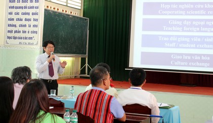 Ông Trần Thanh Tùng- Hiệu trưởng Trường CĐ Cộng đồng Vĩnh Long đóng góp ý kiến về trao đổi hợp tác 