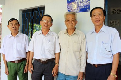 Căn nhà mới của ông Lê Văn Nhi (thứ 2 từ phải sang) và chú Lê Ngọc Diễm.