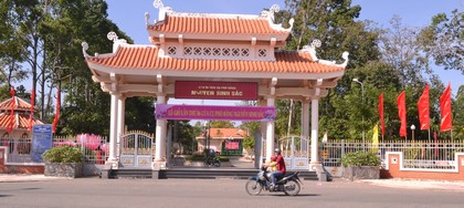 Trước cổng vào Khu Di tích cụ Phó bảng Nguyễn Sinh Sắc được trang hoàng cờ hoa.