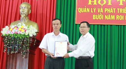 Ông Nguyễn Mạnh Hùng- Phó Chánh Văn phòng UBND tỉnh (phải) trao giấy chứng nhận đăng ký chỉ dẫn địa lý bưởi Năm Roi Bình Minh cho đại diện UBND TX Bình Minh.
