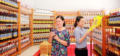 Một số sản phẩm mang thương hiệu Vĩnh Long được giới thiệu tại cửa hàng.