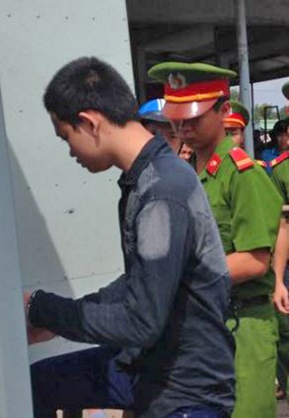 Áp giải bị cáo Trương Hữu Nghi về trại giam.