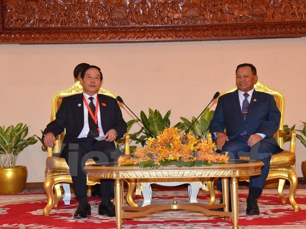 Chủ tịch Thượng viện Campuchia Say Chhum tiếp Chủ nhiệm Ủy ban đối ngoại Quốc hội Việt Nam Trần Văn Hằng. (Ảnh: Xuân Khu/Vietnam+)
