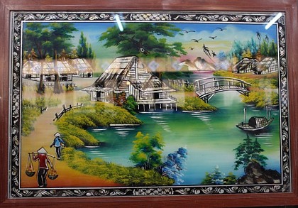 Bức tranh kiếng về làng quê thường được người dân ở Nam Bộ treo trang trí nội thất gia đình.