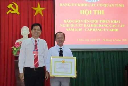 Bí thư Đảng ủy khối Các cơ quan tỉnh- Lưu Thành Công trao giải nhất cho thí sinh.