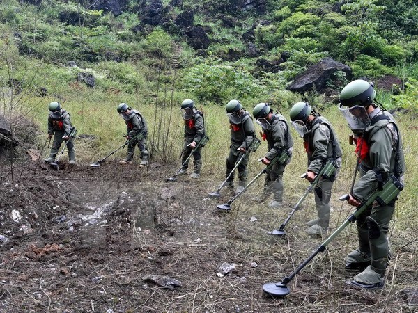 Binh sỹ Trung Quốc tham gia rà phá bom mìn tại huyện Masupo, tỉnh Vân Nam, dọc biên giới Việt-Trung. (Nguồn: THX/TTXVN)
