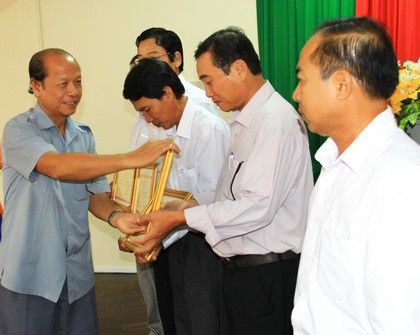Phó Bí thư Thường trực Tỉnh ủy- Trương Văn Sáu tặng bằng khen cho các tập thể và cá nhân có nhiều thành tích.