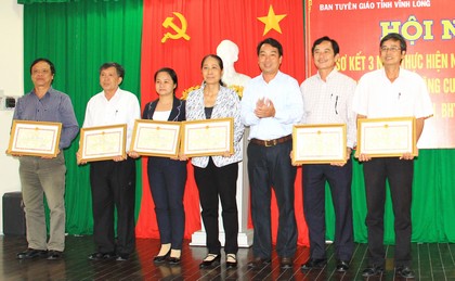 Phó Chủ tịch UBND tỉnh- Lữ Quang Ngời tặng bằng khen cho các tập thể và cá nhân có nhiều thành tích. 