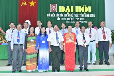 BCH Hội VHNT tỉnh Vĩnh Long nhiệm kỳ 2015- 2020, ra mắt đại hội.