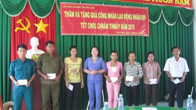 Thăm, tặng quà cán bộ, công chức người dân tộc nhân dịp Tết Chol Chnam Thmay