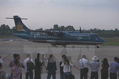 Máy bay ATR 72 bay chặng Lâm Đồng-Cần Thơ đáp xuống sân bay Cần Thơ. (Ảnh: Duy Khương/TTXVN)