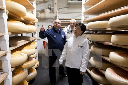 Giám đốc Tổ chức Y tế thế giới Margaret Chan (phải) thăm chợ quốc tế Rungis, ngoại ô thủ đô Paris, Pháp ngày 7/4. (Nguồn: AFP/TTXVN)
