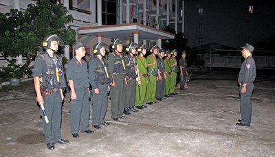 Trước giờ xuất quân tuần tra đêm của lực lượng Cảnh sát Cơ động-Công an tỉnh. Ảnh: Thanh Thảo