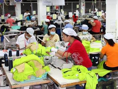 Lao động ngành dệt may dự báo sẽ cạnh tranh gay gắt trong thời gian tới.