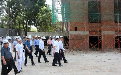 Bộ trưởng Trịnh Đình Dũng cùng lãnh đạo tỉnh và các đơn vị thị sát dự án đầu tư xây dựng, cải tạo, nâng cấp BVĐK tỉnh Vĩnh Long.