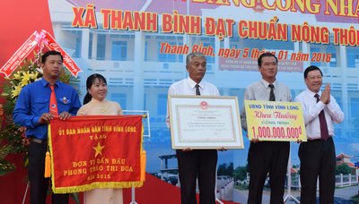 Bí thư Tỉnh ủy- Trần Văn Rón trao bằng công nhận xã NTM, cờ đơn vị dẫn đầu phong trào thi đua, và phần thưởng công trình phúc lợi cho Đảng bộ và nhân dân Thanh Bình trị giá 1 tỷ đồng.