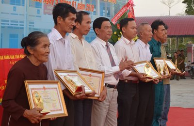 Những người dân có nhiều đóng góp xây dựng xã Thanh Bình đạt chuẩn NTM được khen thưởng.