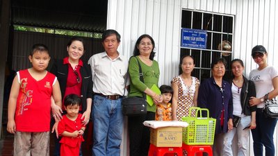 UBND xã cùng Nhóm Vòng tay yêu thương bàn giao nhà cho chị Võ Thị Hiếu (ấp Phú Yên).