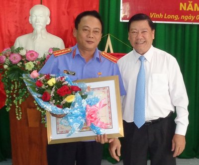 Bí thư Tỉnh ủy- Trần Văn Rón trao tặng danh hiệu Chiến sĩ thi toàn quốc của Chính phủ cho ông Trần Đắc Chiến