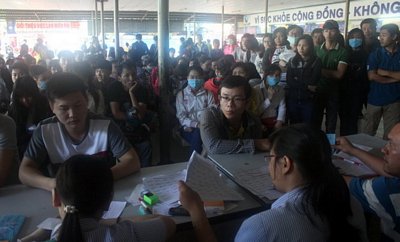 Nhiều người dân tập trung mua vé xe tuyến TP.HCM - Đắk Lắk sáng 10-1 - Ảnh Đức Phú