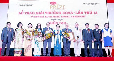 Phó Chủ tịch nước Nguyễn Thị Doan trao tặng giải thưởng cho tập thể các bác sĩ Bệnh viện Chợ Rẫy. Ảnh: Lê Phương.