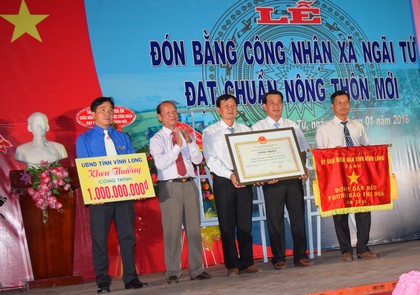 Ông Trương Văn Sáu- Phó bí thư Thường trực Tỉnh uỷ, Chủ tịch HĐND tỉnh trao bằng công nhận xã đạt chuẩn NTM và các phần thưởng cho xã Ngãi Tứ.