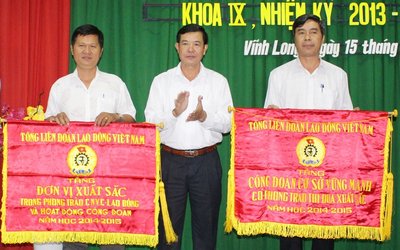  Ông Huỳnh Bá Long trao cờ thi đua của Tổng LĐLĐ Việt Nam cho 2 đơn vị xuất sắc. 