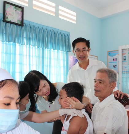 Trẻ từ 1- 14 tuổi tại Vĩnh Long được tiêm vắc xin phối hợp sởi- rubella.