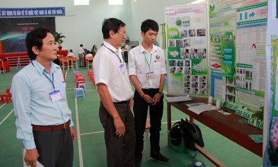 Phó Giám đốc Sở GD- ĐT Lý Đại Hồng (đứng giữa) tham quan các đề tài, dự án dự thi.