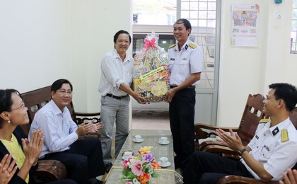Nhà máy X55 Hải quân thăm, tặng quà Báo Vĩnh Long.