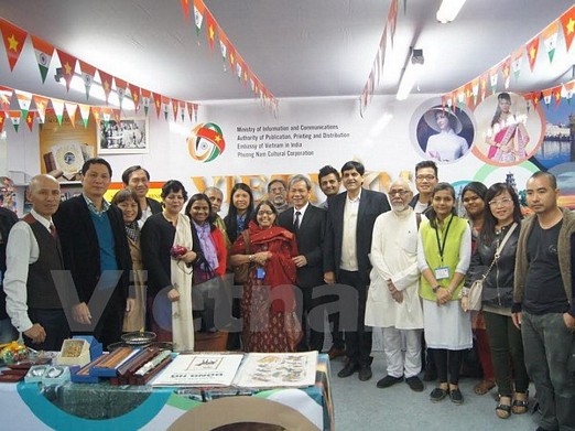 Đại sứ Tôn Sinh Thành và các quan khách tại quầy sách Việt Nam tại hội chợ sách quốc tế Kolkata. (Ảnh: Huy Bình/Vietnam+)