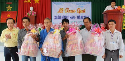 Ông Phạm Tất Thắng cùng lãnh đạo địa phương trao quà tết cho hộ nghèo tại xã Tân Hòa và Tân Hội (TP Vĩnh Long). 