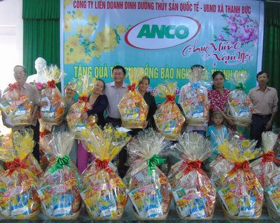Đại diện Công ty Anco Vĩnh Long trao quà tết cho dân nghèo.