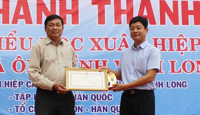 Ông Lê Văn Hậu trao bằng khen của UBND tỉnh cho Tập đoàn LS vì đã có nhiều đóng góp cho tỉnh trong năm 2014- 2015. 