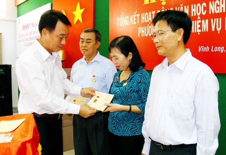 Ông Lữ Quang Ngời- Phó Chủ tịch UBND tỉnh trao Kỷ niệm chương cho cá nhân có nhiều đóng góp cho sự nghiệp văn học nghệ thuật.