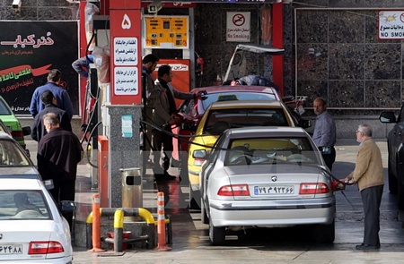 Người dân Iran mua xăng tại trạm xăng ở thủ đô Tehran của Iran ngày 19/1. (AFP/TTXVN)