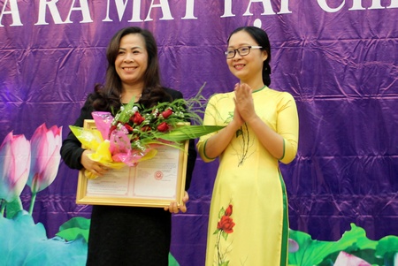 Bà Nguyễn Thị Quyên Thanh- Giám đốc Sở GD- ĐT Vĩnh Long trao giấy phép hoạt động cho Tổng biên tập Tạp chí Đại học Cửu Long.