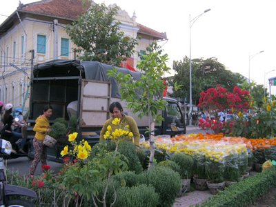 Đảm bảo ANTT khu chợ hoa xuân cho người dân tham quan, mua bán.