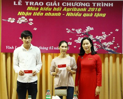 Bà Lữ Thị Thu lan- Phó Giám đốc Agribank Vĩnh Long trao giải cho khách hàng.