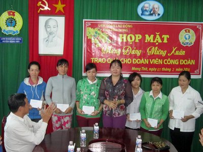 Bà Lê Thị Hồng Đào- Phó Chủ tịch LĐLĐ tỉnh (giữa) trao quà cho đoàn viên Công đoàn huyện Mang Thít.