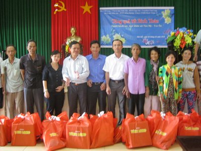 Bà Diệp Thị Quế Hương (thứ 4 từ trái qua), ông Phạm Hoàng Khải và ông Võ Minh Luân- Giám đốc Xí Nghiệp 2- Công ty CP may Vĩnh Tiến (thứ 5 từ phải qua) tại buổi trao quà