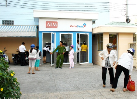 Nhân viên VietinBank Vĩnh Long tiếp quỹ vừa xong là khách hàng đã có thể giao dịch trên ATM ngay. 