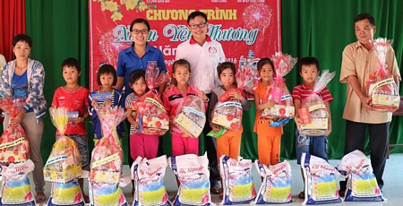  Trao quà cho học sinh nghèo ở Hòa Tịnh (Mang Thít).